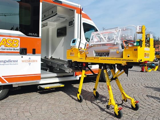 Le transport d'un nouveau-né ou d'un prématuré est particulièrement délicat et exige un véhicule avec un équipement adéquat. L'ambulance pédiatrique type C WAS est idéalement équipée pour ces interventions délicates. La couveuse est chargée en toute simplicité, directement par la porte coulissante latérale et elle est installée transversalement à la marche pour éviter les effets d'accélération longitudinale. Ceci assure un transport tout en douceur. Les deux sièges accompagnants avec ceinture trois points permettent aux accompagnants d'être assis en toute sécurité, et au nourrisson que l'on s'occupe de lui de manière optimale.